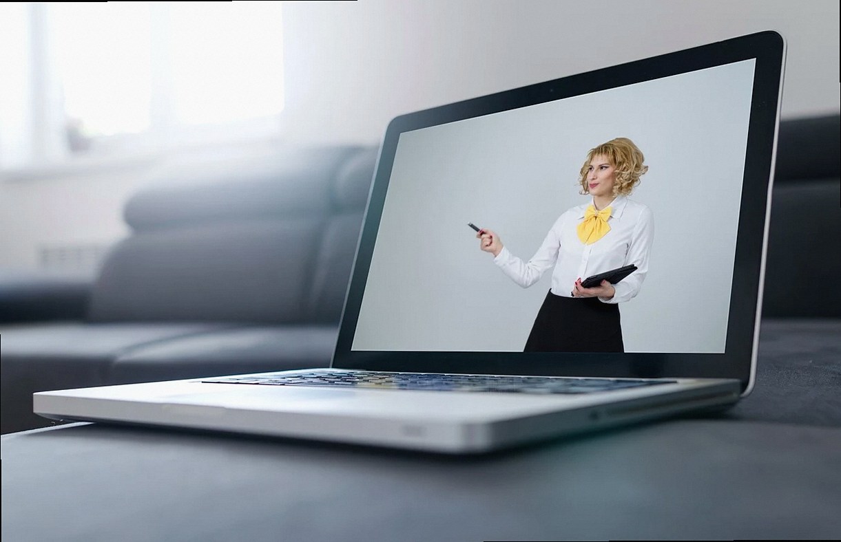 Mujer de negocios señalando durante una videoconferencia en línea trabajando desde casa