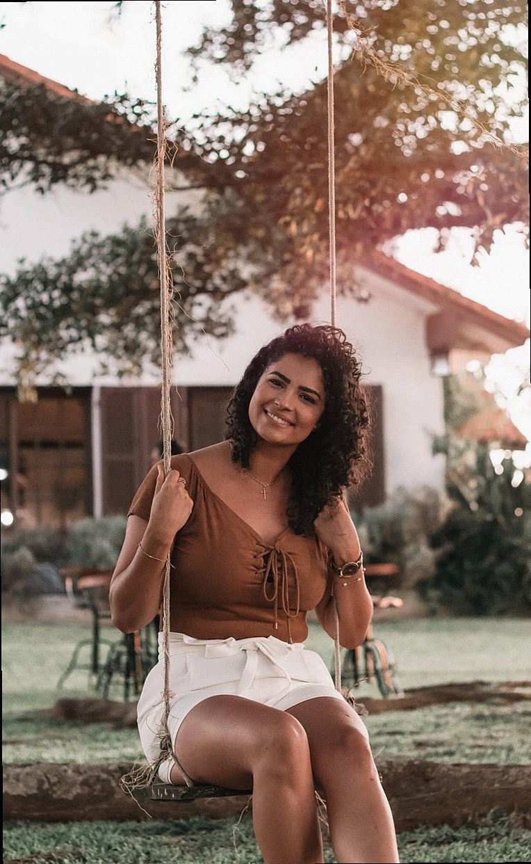 mujer, naturaleza, columpio, al aire libre, jardín, atardecer, rizos, morena